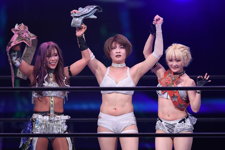 安納サオリ（中央）は6年3カ月ぶりにスターダムに参戦。なつぽい（右）、KAIRIとの3人タッグでアーティスト・オブ・スターダム王座に輝いた