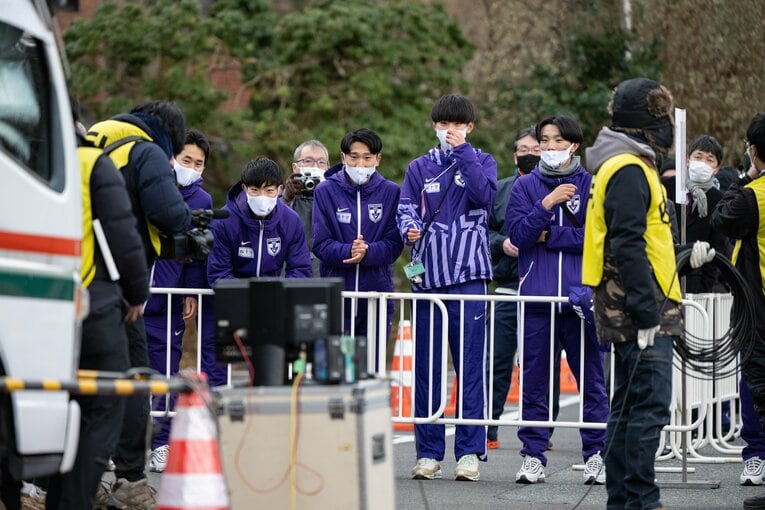 モニターで戦況を見守る選手たち、この右側に「給水」のビブスをつけた田澤がいた　©Nanae Suzuki