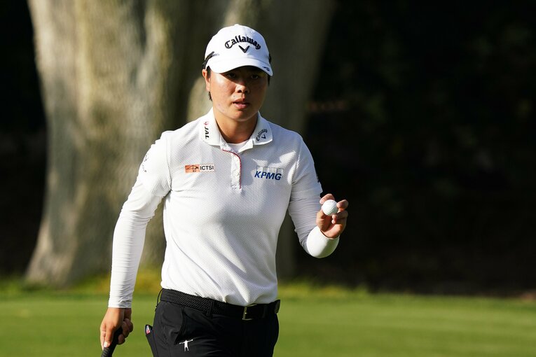 16番でバーディーパットを決め、ギャラリーの声援に応える笹生　©︎Shizuka Minami