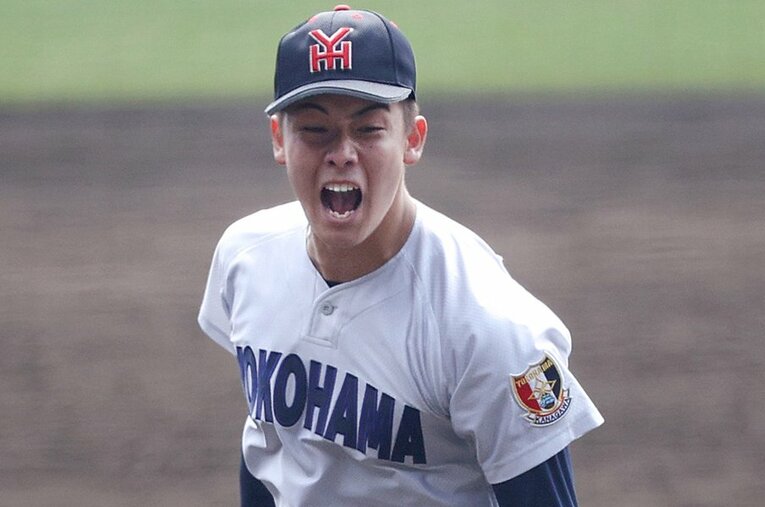 打ってはタイムリー、投げては4番手で沖縄尚学に勝利した横浜高校の奥村 ／ photograph by JIJI PRESS