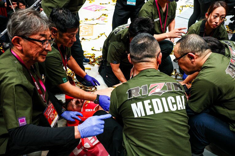 搬送の準備を進める　©RIZIN FF Susumu Nagao