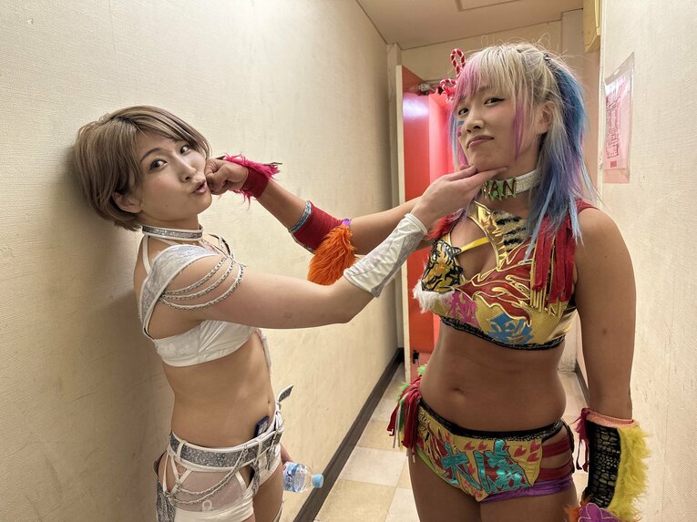 タッグを組んだウナギ・サヤカと安納サオリ　©Norihiro Hashimoto