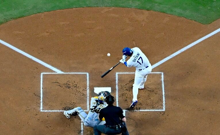 1本目の先頭打者アーチ。フルカウントからインサイドに入ってきた変化球を叩いた　©Getty Images