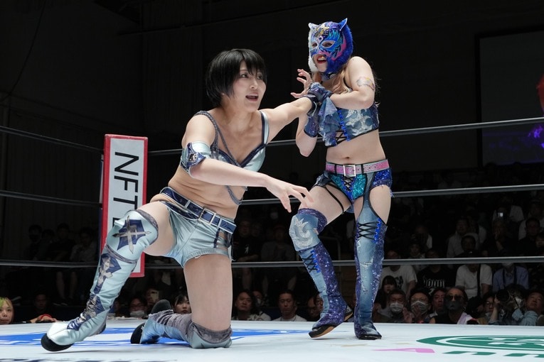 安納サオリのリストを取るスターライト・キッド。8月15日、後楽園ホール　©Essei Hara