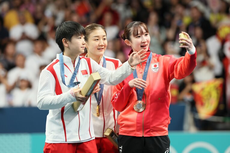 女子シングルスの表彰台で　©︎JMPA