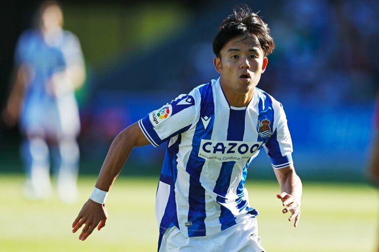 「クボは絶対フィットできる」現地ファンが期待… ソシエダ久保建英のユニ姿・力強さを日本人カメラマンがいち早く撮った〈子供に神対応〉(33)