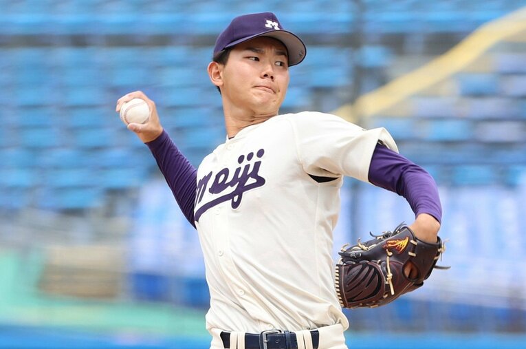 マウンドの立ち姿が広島ドラ1・常廣羽也斗に激似？ 明治大・浅利太門（186cm84kg・右投右打・大阪興国高） ／ photograph by Sankei Shimbun