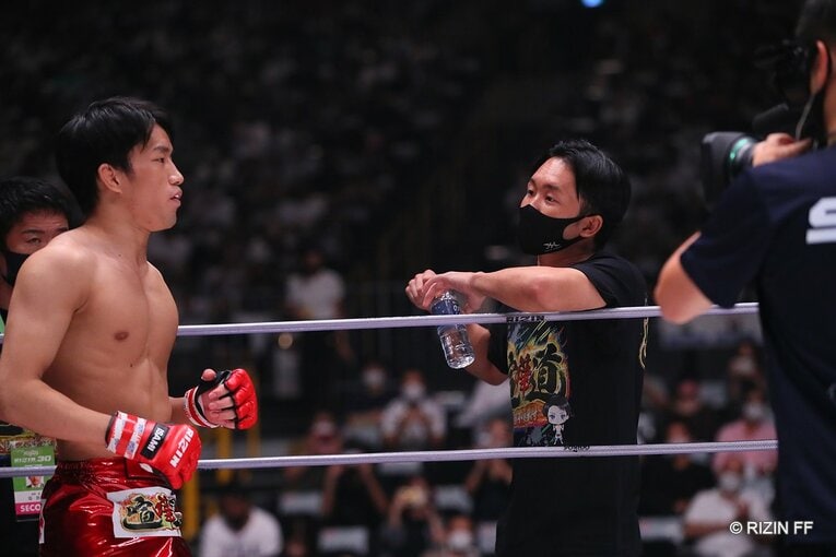 朝倉海のセコンドには、6月の大会でボンサイ柔術のクレベル・コイケに敗北した兄の朝倉未来がついた　©RIZIN FF