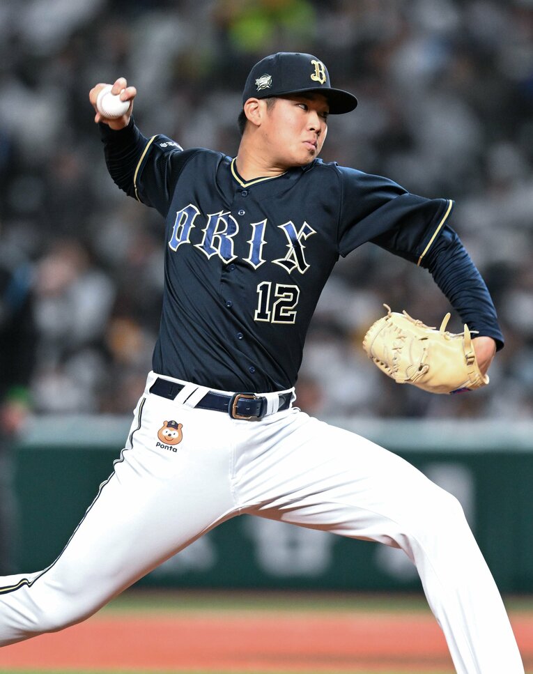 190cm98kgの山下舜平大（背番号12）。2020年ドラフト1位指名で福岡大大濠高からオリックスに入団。写真は今年の開幕戦。西武相手に5回1/3を4安打7奪三振1失点と好投　©JIJI PRESS