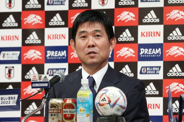 11月1日、カタールW杯に臨む日本代表メンバーを発表し、記者の質問に答える森保一監督。26人のなかに大迫勇也や原口元気の名前はなかった ／ photograph by JIJI PRESS