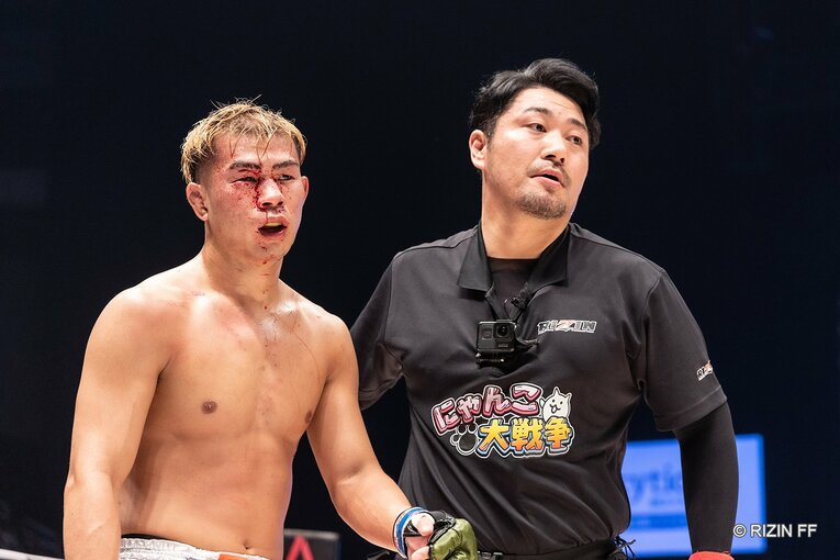 右目上をカットして流血するYA-MAN　©RIZIN FF