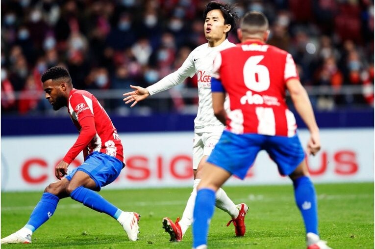 久保建英が“鉄壁アトレティコDF”をミスらせた　今季初ゴール写真に感じる「タケの厄介さ」とは〈撮影者の視点〉(30)