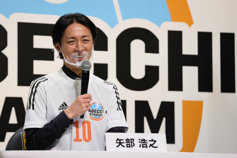 ユニークな番組発表記者会見では、三浦知良選手や中村俊輔選手をはじめ、豪華な顔ぶれからお祝いのメッセージが届いた