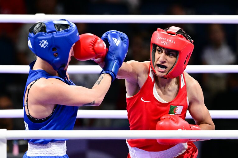 8月3日、準々決勝で右ストレートを放つケリフ　©Getty Images