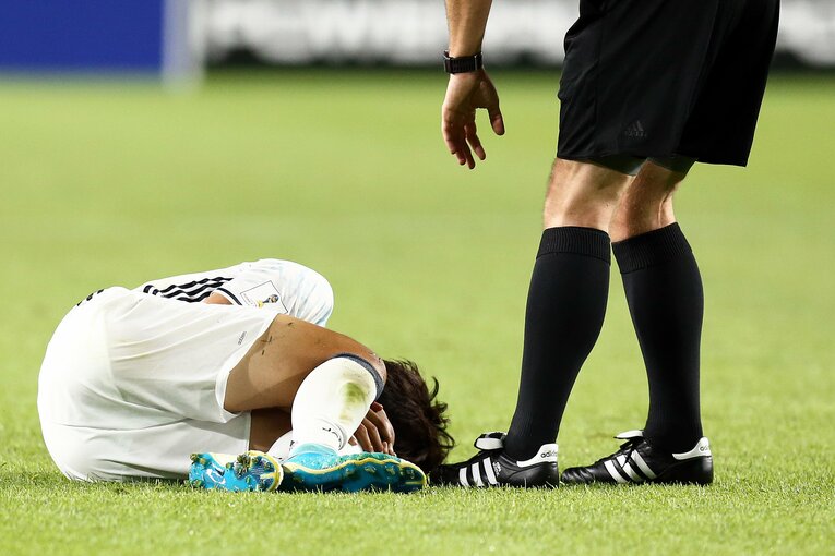 U-20W杯のウルグアイ戦中にピッチに倒れ込んだ小川。左膝前十字靭帯損傷、外側半月板損傷で全治6カ月の重傷だった　©Getty Images