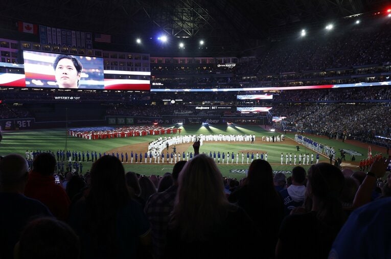 ワールドシリーズのオープニングセレモニー。讃井さんもブルージェイズの一員として登場した　©︎Gina Ferazzi / Los Angeles Times via Getty Image