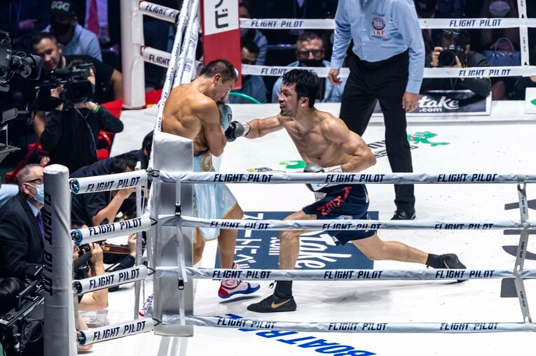 ゴロフキンをコーナーに追い詰める村田　©Takuya Sugiyama