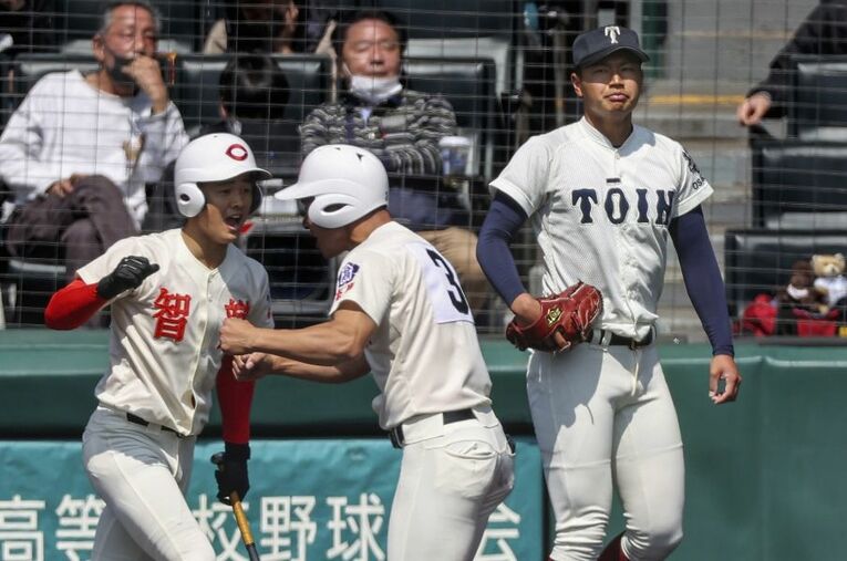 1回裏に大阪桐蔭は4失点。走者一掃の二塁打を許した大阪桐蔭、“左の看板投手”松浦慶斗 ／ photograph by KYODO