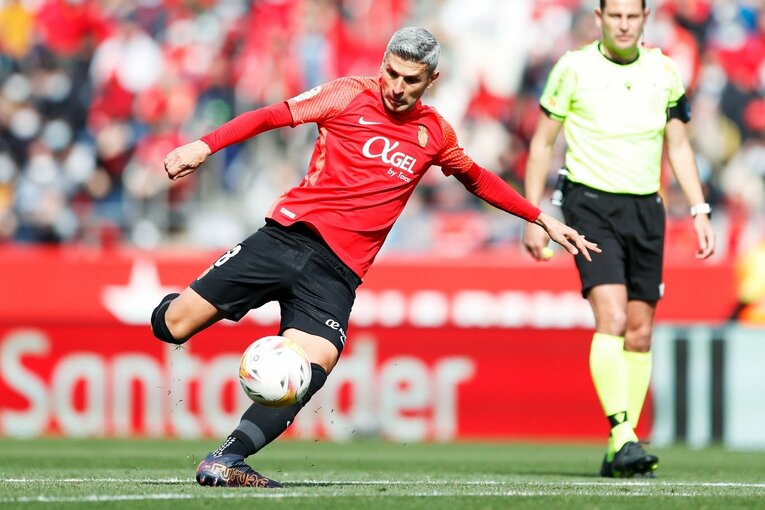 久保建英が“不可解判定”に怒った！ ラフプレーに抗議→イエローも…「バモス！クボ」とファンが信頼する理由〈撮影者の視点〉(29)