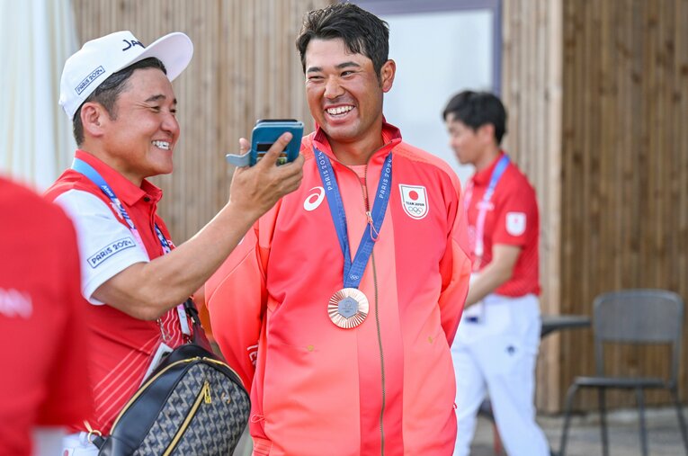 パリ五輪で男子ゴルフ界初の銅メダルを獲得した松山英樹（32歳）。丸山茂樹監督もこの笑顔 ／ photograph by Keyur Khamar/PGA TOUR via Getty Images