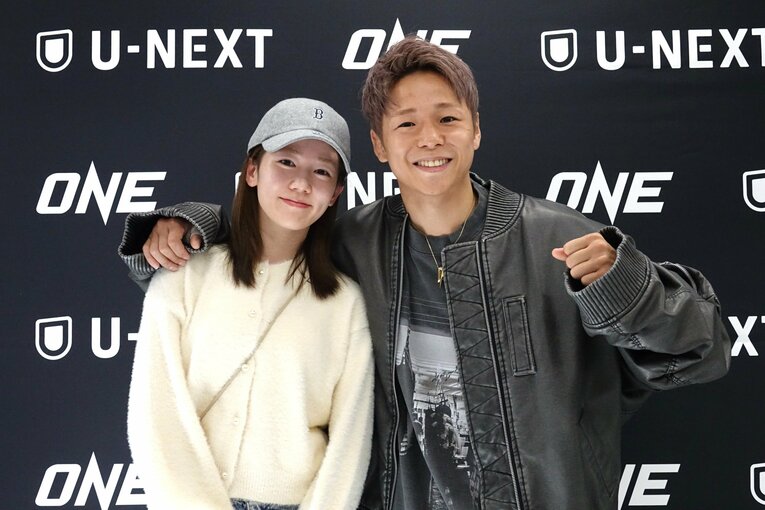 幸せそうな表情で写真に収まる川口葵さんと武尊【スワイプするとその他の写真もご覧になれます】©Koji Fuse