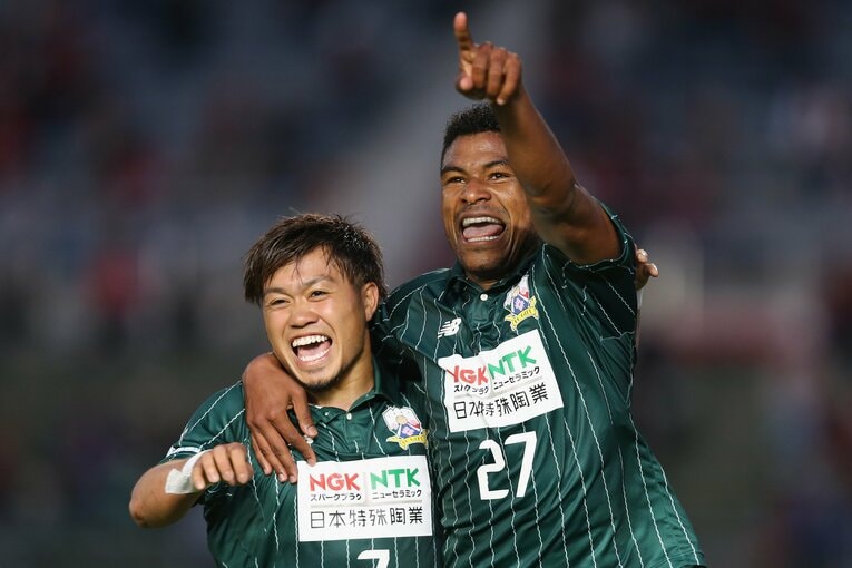 FC岐阜時代の田中パウロ淳一（左）©︎Koji Watanabe - JL/Getty Images for DAZN