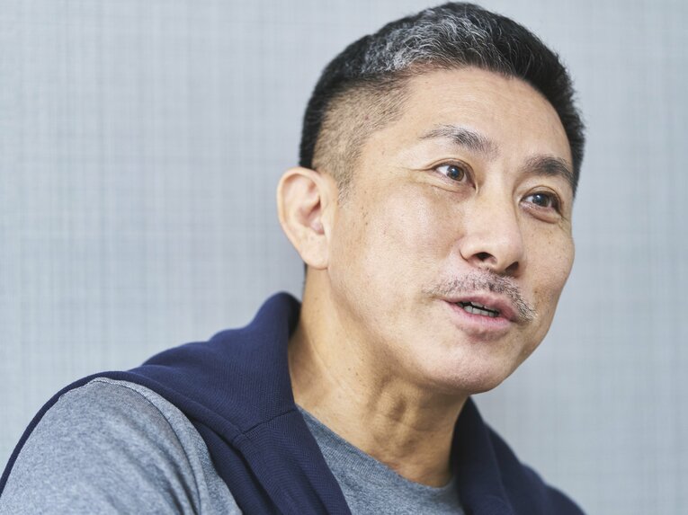 「（当時の表紙を見返して）いまサッカー選手のこんな写真ってあります？」　©Yuki Suenaga