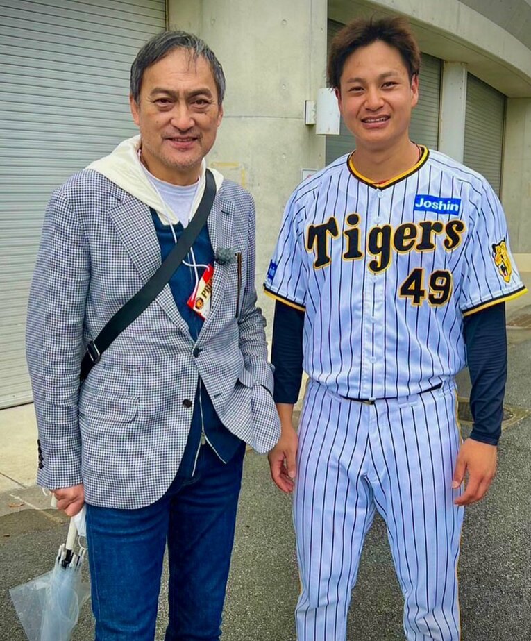 移籍1年目のキャンプ、大の阪神ファンである俳優・渡辺謙と（本人Instagram「@ohtake_49」より）