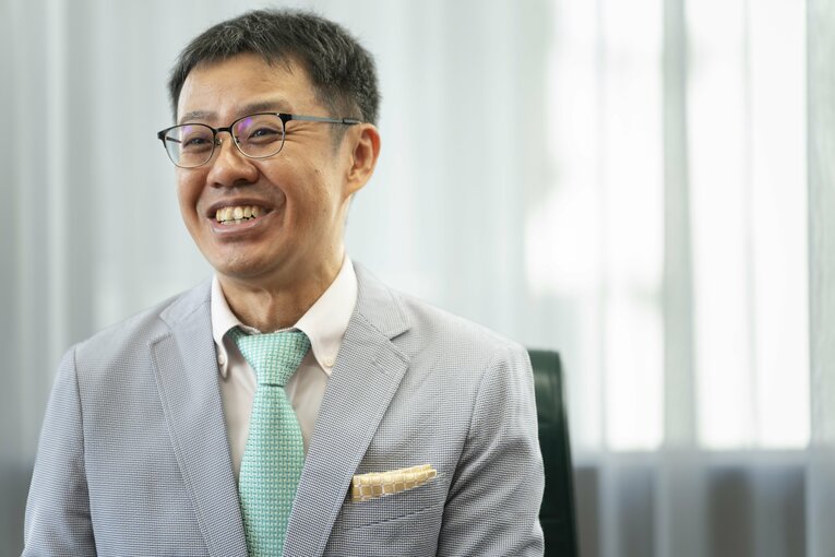 笑顔でインタビューに応じる野月浩貴八段　©Shiro Miyake