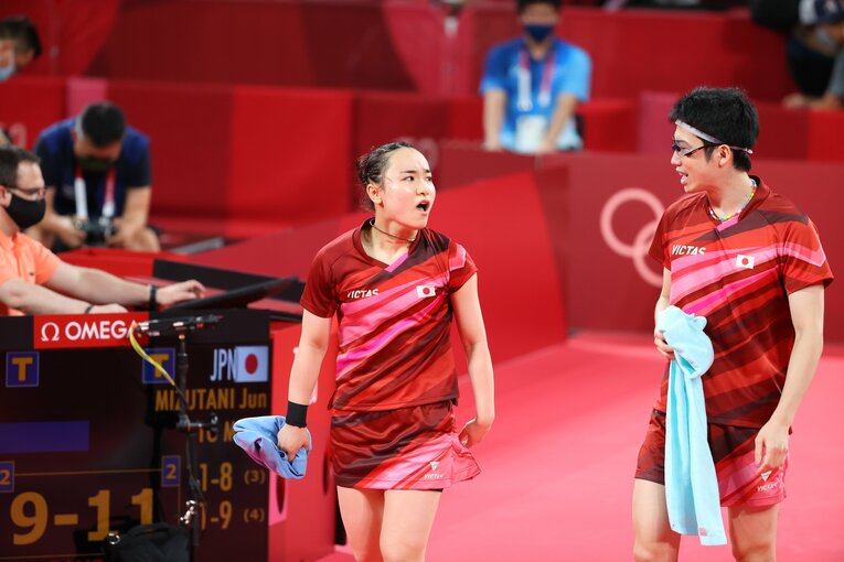 東京五輪で金メダルを獲得した水谷・伊藤ペア　©JMPA