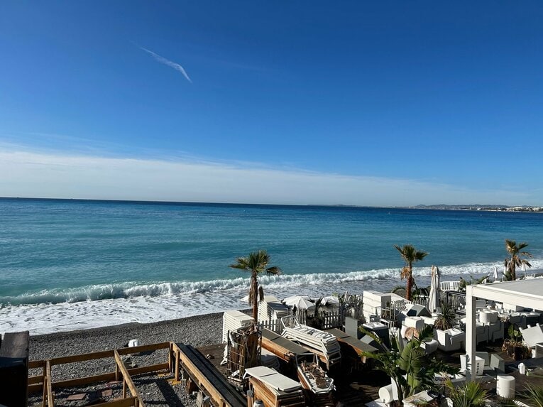 ニースの美しい海岸。9月中旬の海で泳いでいる人を見かけた