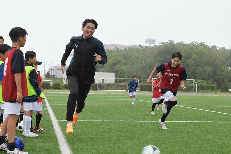 会見の同日に行なったサッカー教室では、子供たちと笑顔でボールを追った　©星野リゾート リゾナーレ八ヶ岳