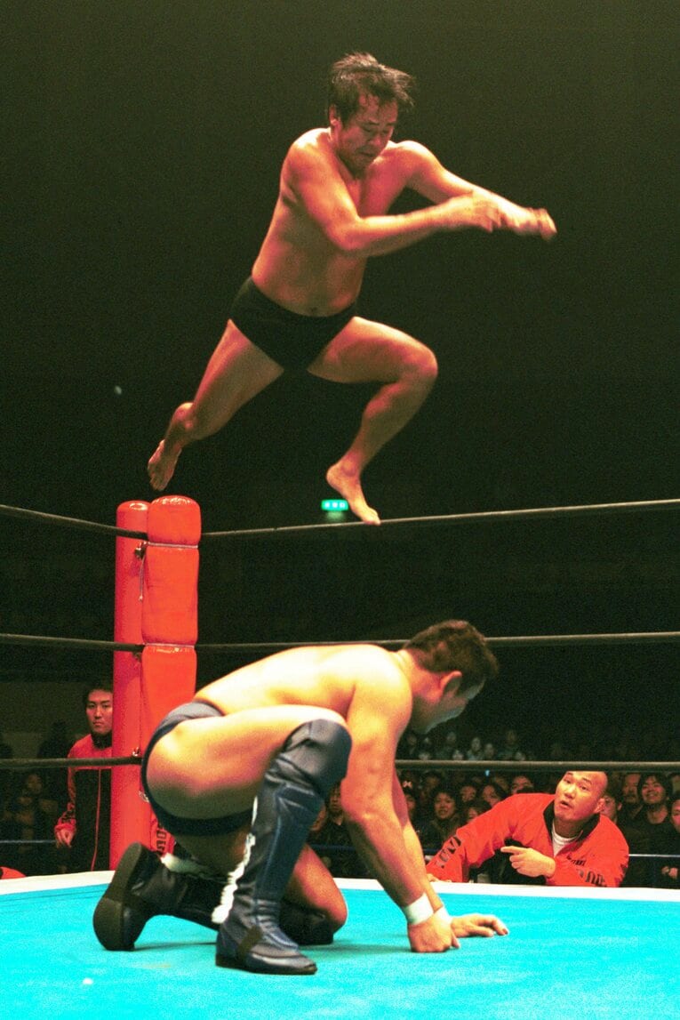 コーナーから永田裕志にニードロップを放つ裸足の西村修　©Essei Hara