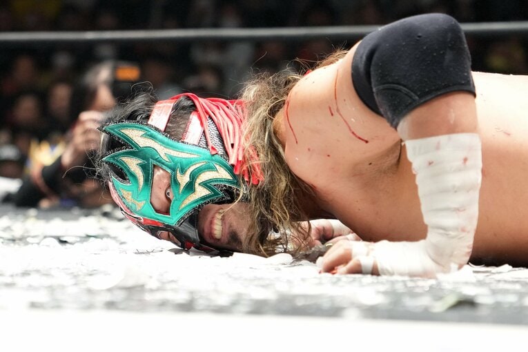 目をむいて蛍光灯の痛みに耐えるエル・デスペラード　©Masashi Hara