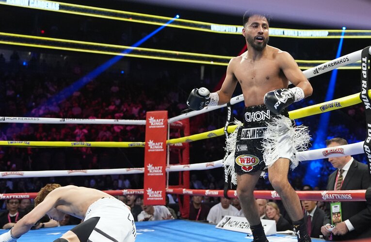 衝撃的なダウンの瞬間（2枚目／全3枚） ©Naoki Fukuda