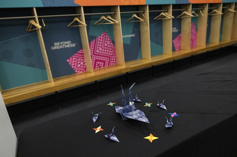 「ありがとう」のメッセージと折り紙で作った鶴を置いてローカールームを後にした日本代表　©︎Getty Images