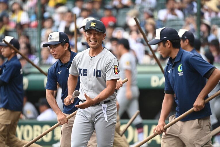 試合前、球場スタッフと談笑する姿も見受けられた森林貴彦監督（50歳）　©Naoya Sanuki