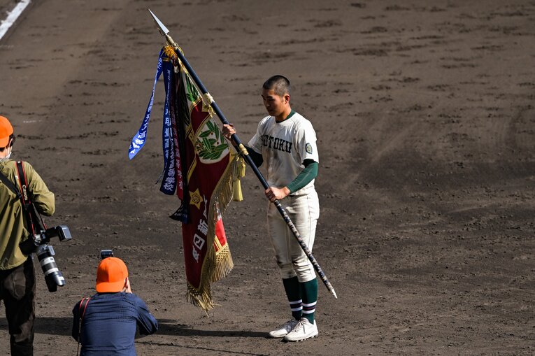 準優勝旗を受け取る報徳学園・堀柊那　©Nanae Suzuki