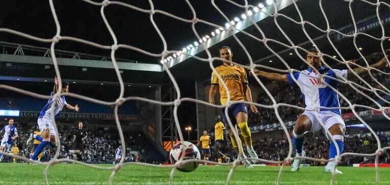 8月9日の英2部開幕節、ブラックバーン移籍後初ゴールとなった巧みなループシュート（2枚目／全2枚）©Getty Images