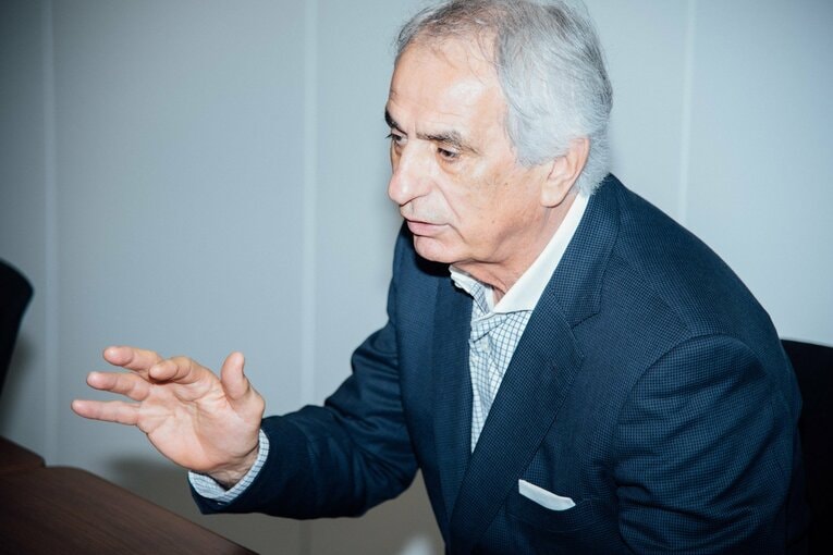 2017年、『Number』のインタビューに答えるハリルホジッチ　©Sports Graphic Number