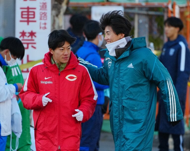 写真は2区レース前の鶴見中継所。アップする中大・吉居に話しかける青学大・近藤　©Sports Nippon／AFLO