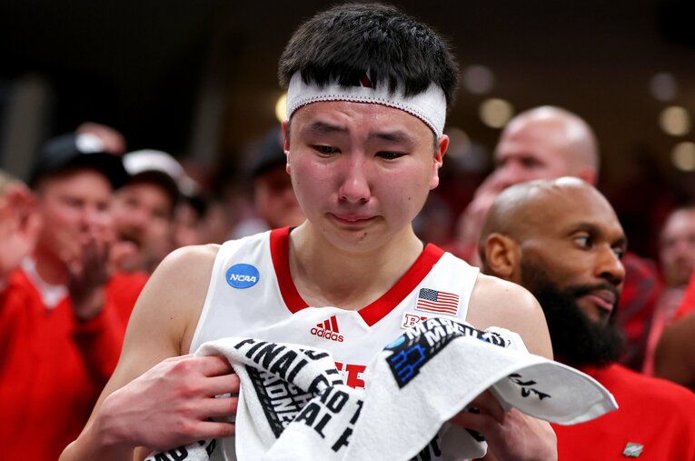 NCAAトーナメントという大舞台でも躍動した富永啓生（23歳）。惜しくも敗れ、コートの上で泣き崩れた ／ photograph by Getty Images