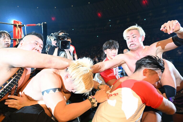 場外乱闘となった清宮vs.オカダ。必死で制する選手たち　©東京スポーツ新聞社