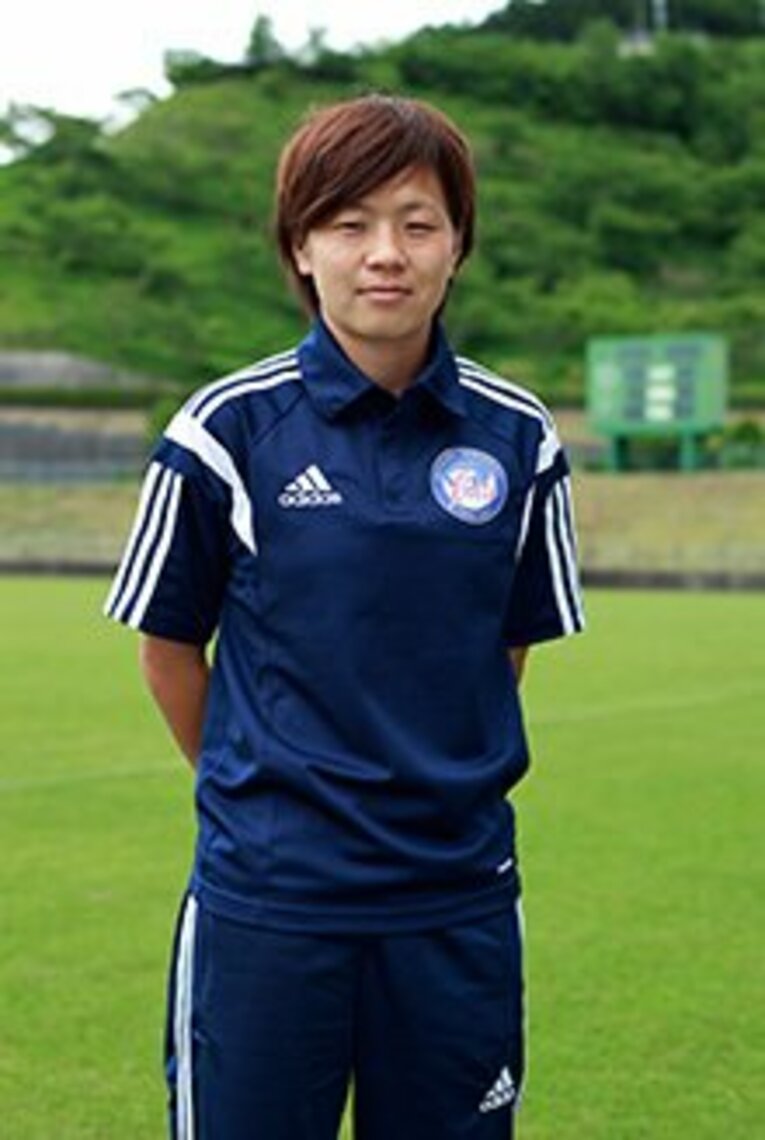 宮間あや　Aya Miyama
1985年1月28日、千葉県生まれ。'01年、岡山湯郷Belleに加入。'03年の代表デビュー後、'11年女子W杯優勝、'12年ロンドン五輪銀メダル、'14年女子アジアカップ初制覇などのタイトル獲得に大きく貢献。157cm。