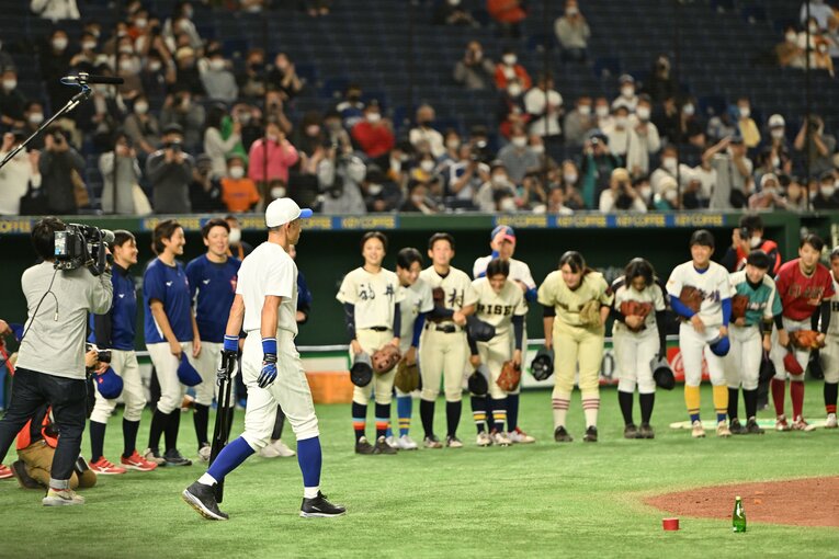 イチロー「僕がいなかったらできないから」女子高校選抜戦までの怪我とプレッシャーとの“知られざる戦い”…試合後に輝いた“49歳の笑顔”(73)