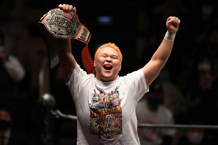 1月3日のDDT。笑顔でベルトを掲げる吉村直巳