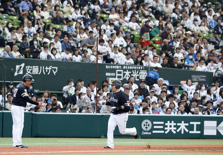 古巣・西武ファンの前で満塁ホームランを放った山川　©Kyodo News