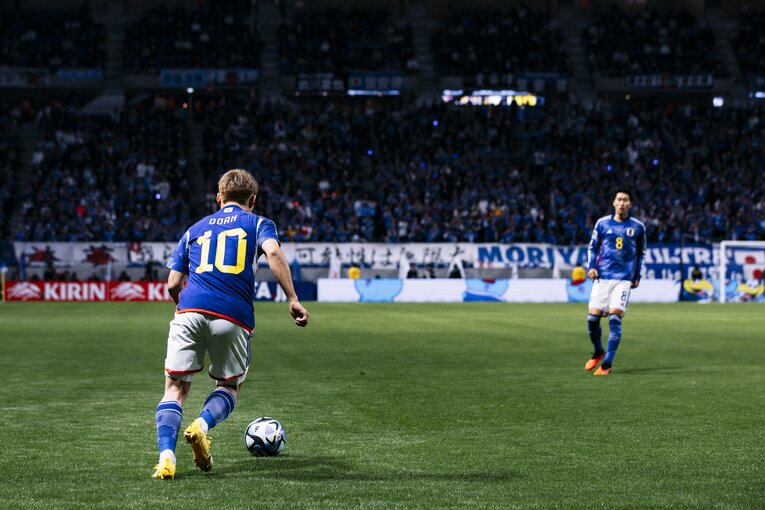 堂安律のセットプレー　©Kiichi Matsumoto