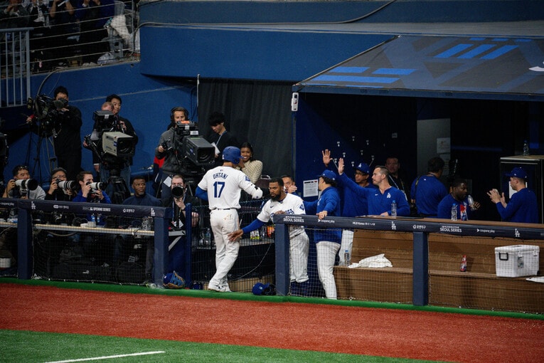 【開幕2戦目／21日】　いつもならハイタッチで迎えるはずの水原通訳。その姿はない　©Nanae Suzuki