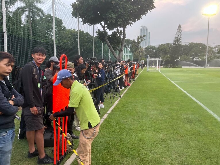 練習にも来るインドネシアメディア　©Yusuke Mimura